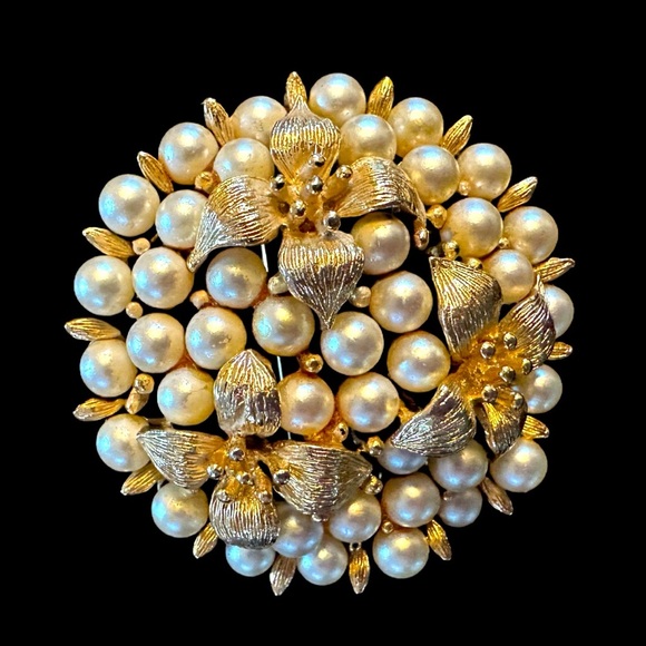 Elegant Vintage LISNER Gold and Pearl Brooch - MINT CONDITION - Picture 1 of 5